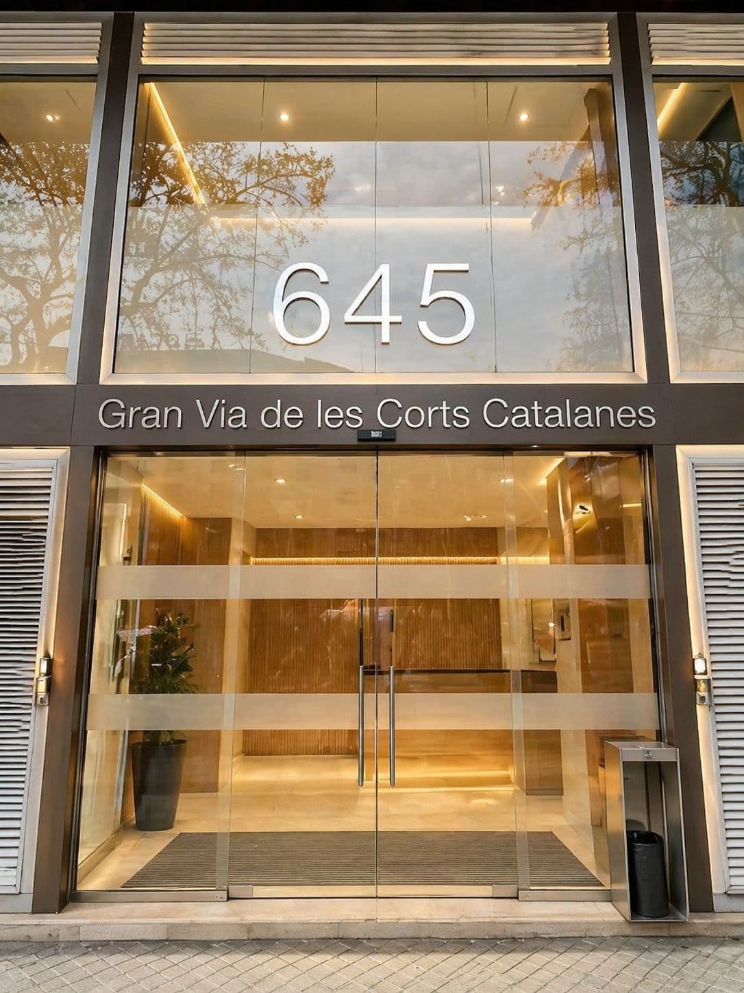 Fachada del edificio del despacho